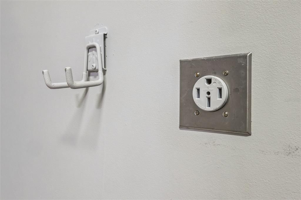 For Sale: $349,900 (3 beds, 2 baths, 1901 Square Feet)