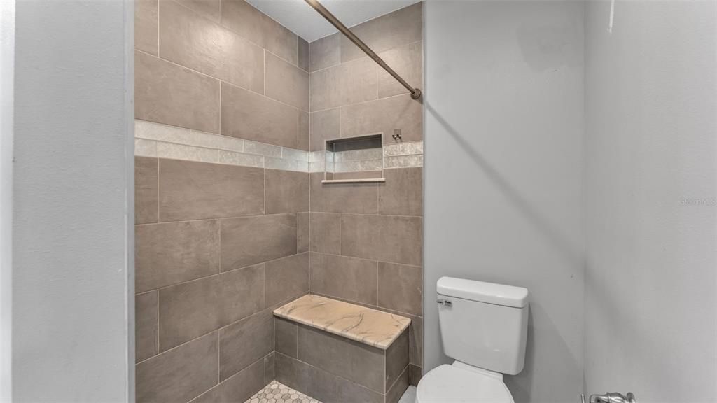 На продажу: $349,900 (4 спален, 2 ванн, 1670 Квадратных фут)