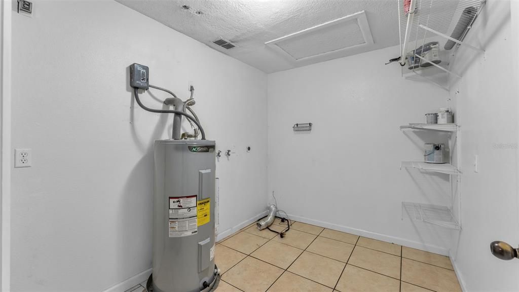 На продажу: $349,900 (4 спален, 2 ванн, 1670 Квадратных фут)