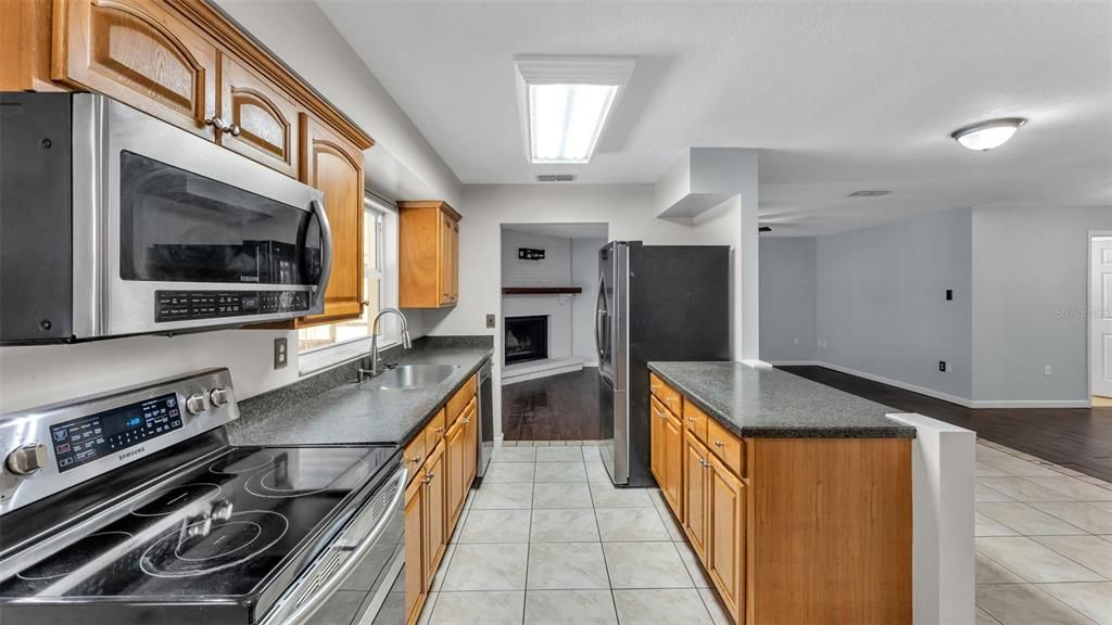 На продажу: $349,900 (4 спален, 2 ванн, 1670 Квадратных фут)