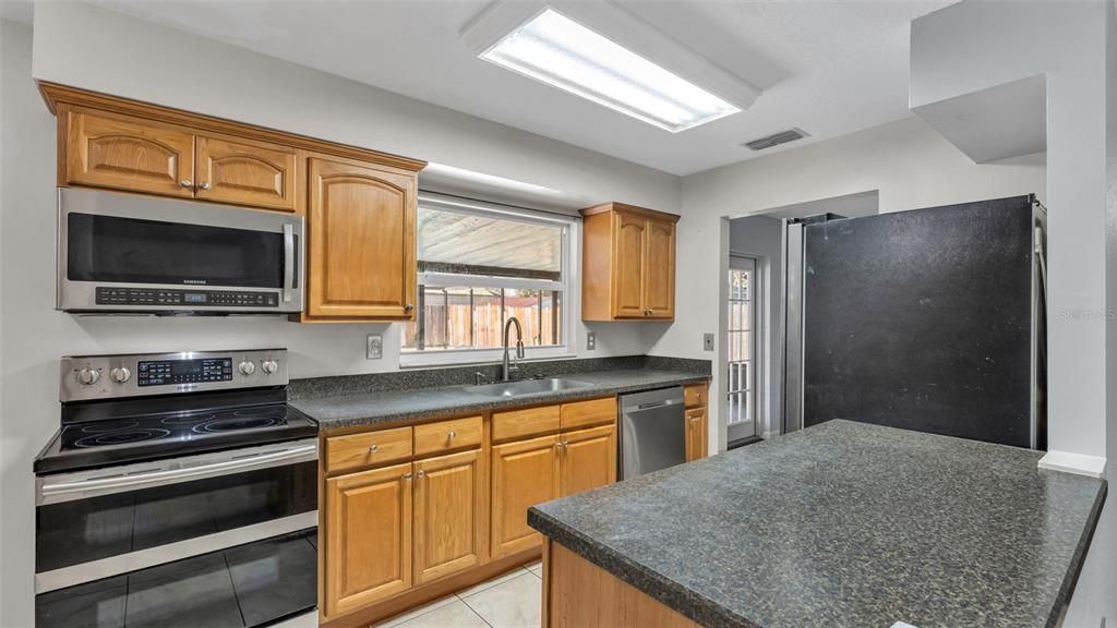 На продажу: $349,900 (4 спален, 2 ванн, 1670 Квадратных фут)