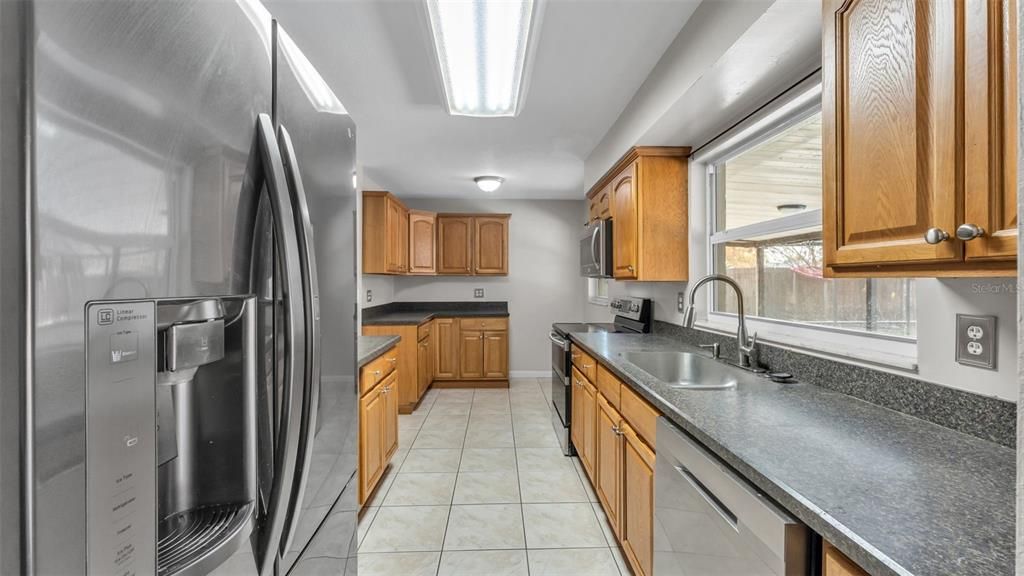 На продажу: $349,900 (4 спален, 2 ванн, 1670 Квадратных фут)