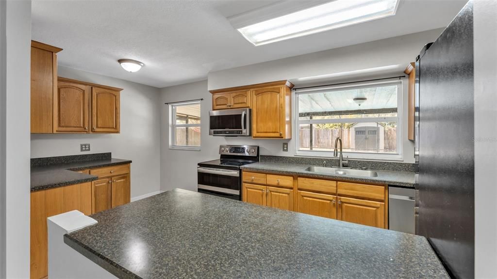 На продажу: $349,900 (4 спален, 2 ванн, 1670 Квадратных фут)