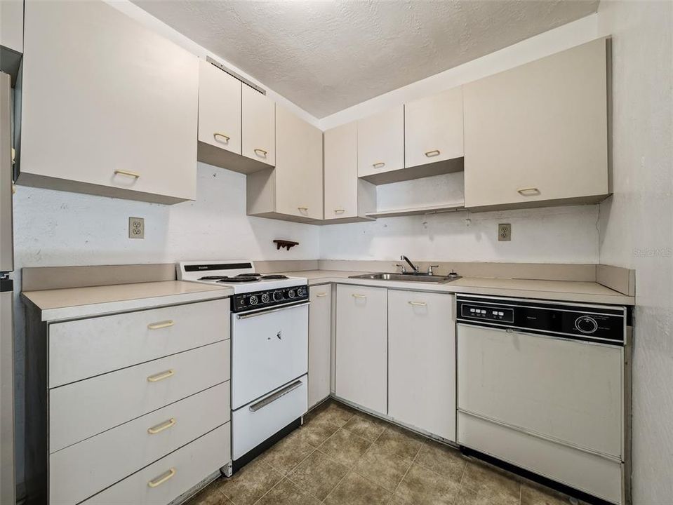 For Sale: $439,000 (3 beds, 2 baths, 1044 Square Feet)