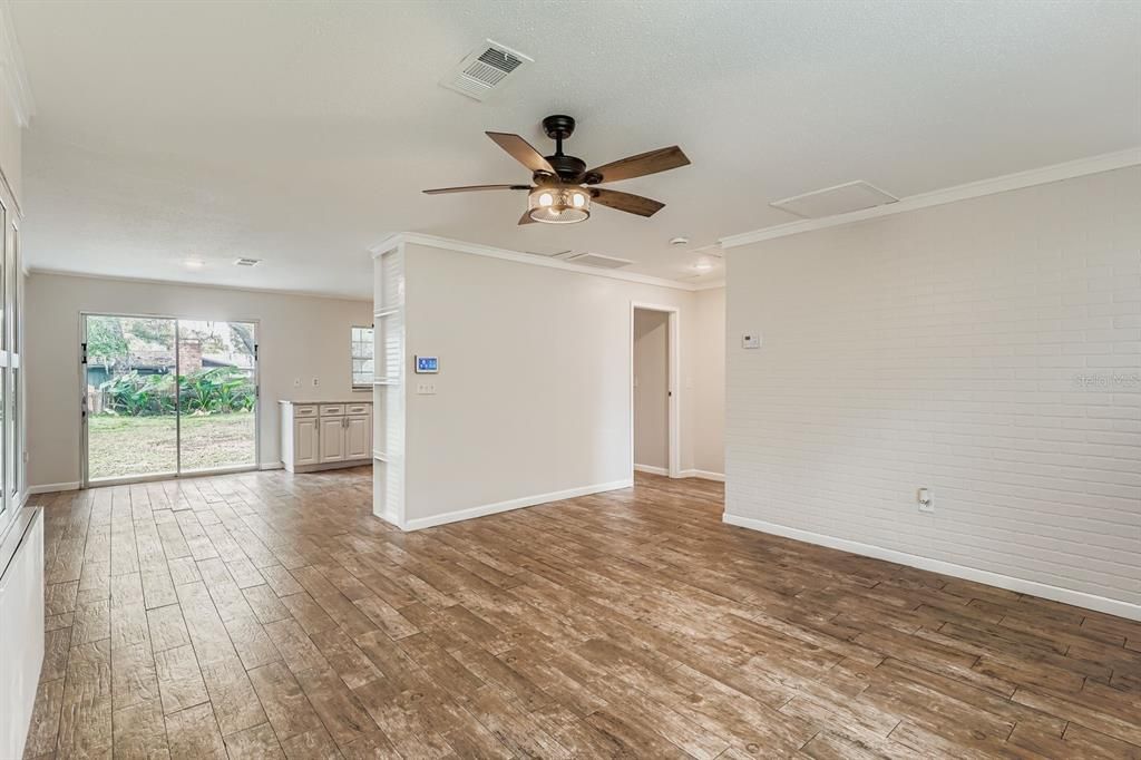 For Sale: $250,000 (3 beds, 2 baths, 1096 Square Feet)