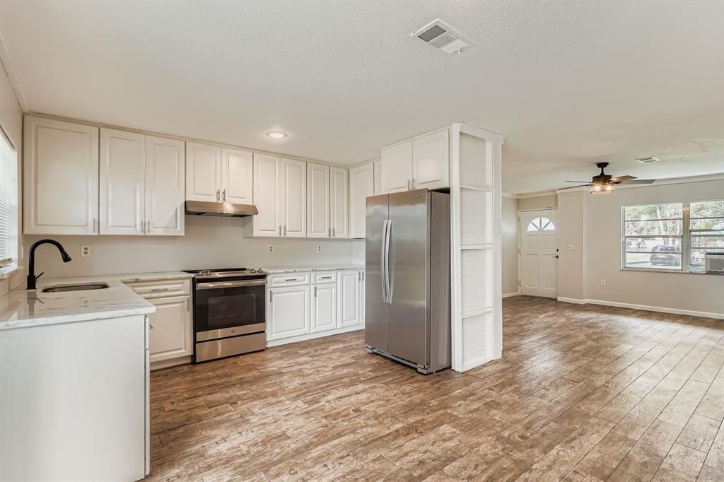 For Sale: $250,000 (3 beds, 2 baths, 1096 Square Feet)