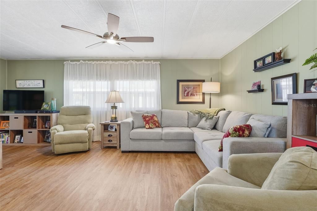 For Sale: $149,750 (2 beds, 2 baths, 1255 Square Feet)