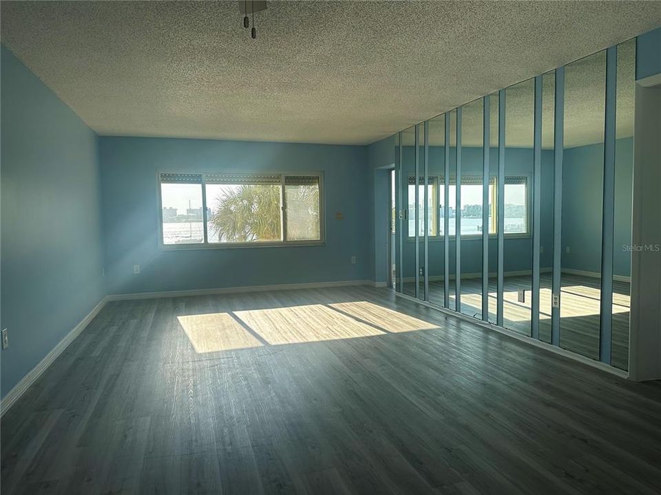 Active With Contract: $210,000 (1 beds, 1 baths, 815 Square Feet)