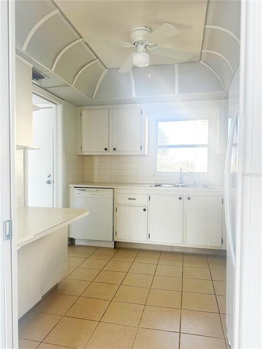 Active With Contract: $210,000 (1 beds, 1 baths, 815 Square Feet)