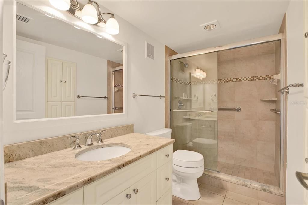 合同活跃: $379,000 (2 贝兹, 2 浴室, 1255 平方英尺)