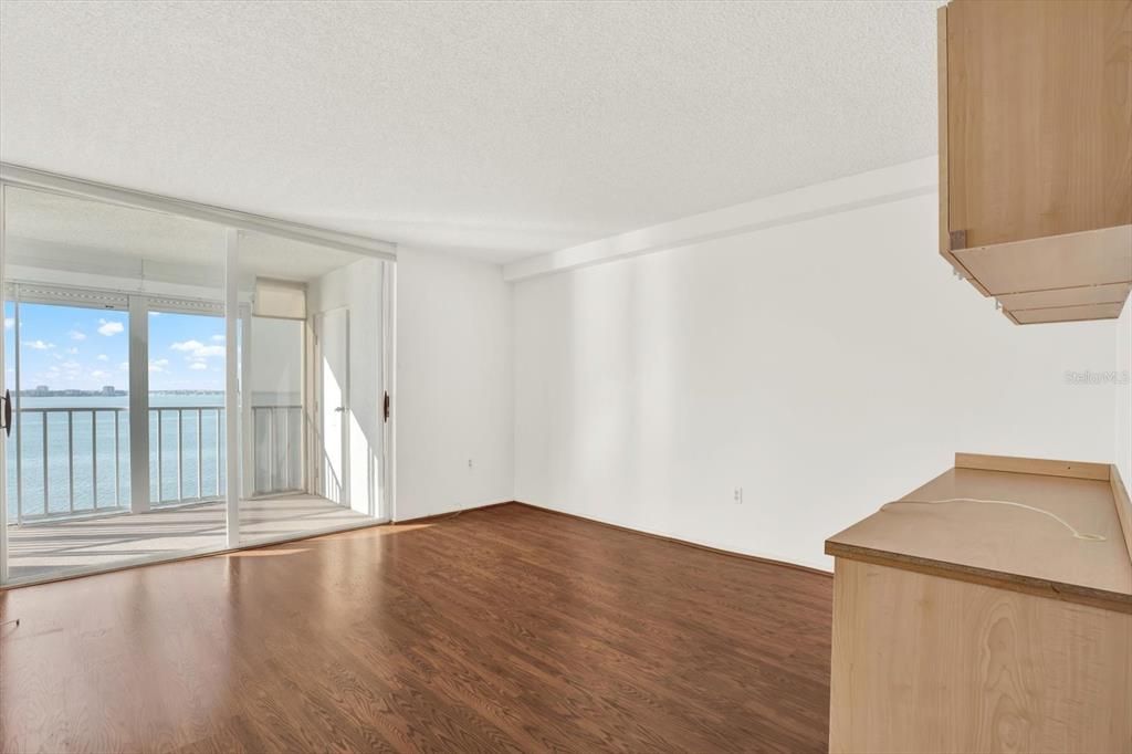 合同活跃: $379,000 (2 贝兹, 2 浴室, 1255 平方英尺)