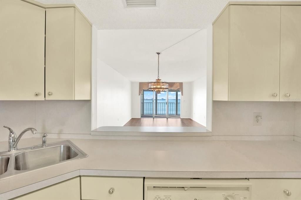 合同活跃: $379,000 (2 贝兹, 2 浴室, 1255 平方英尺)