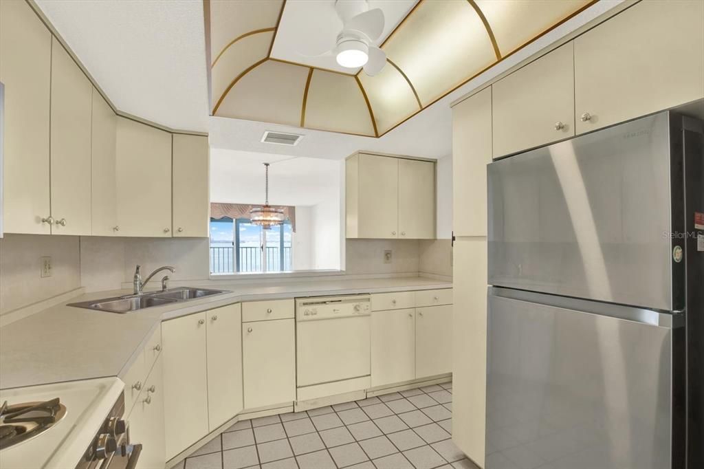 合同活跃: $379,000 (2 贝兹, 2 浴室, 1255 平方英尺)