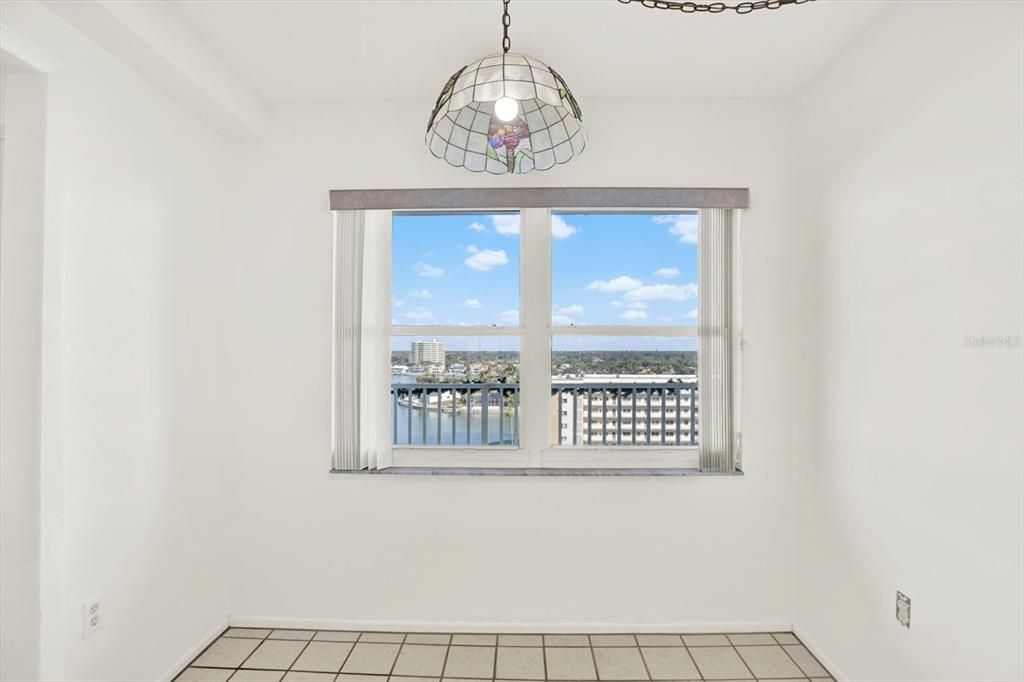 合同活跃: $379,000 (2 贝兹, 2 浴室, 1255 平方英尺)