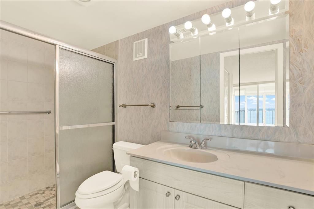 合同活跃: $379,000 (2 贝兹, 2 浴室, 1255 平方英尺)