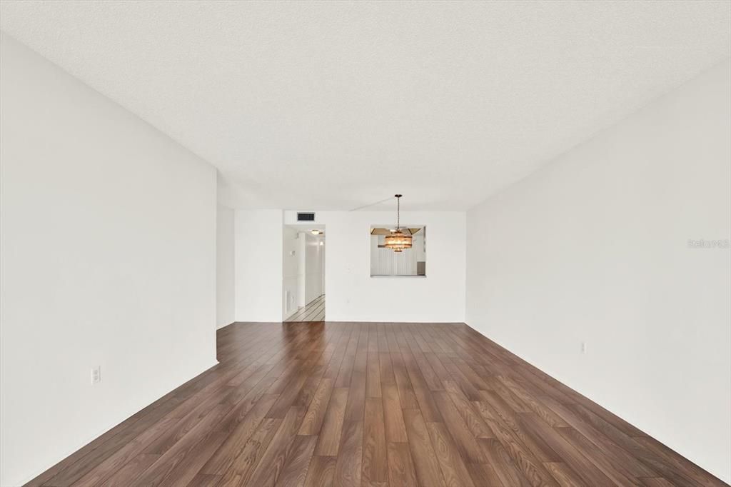 合同活跃: $379,000 (2 贝兹, 2 浴室, 1255 平方英尺)