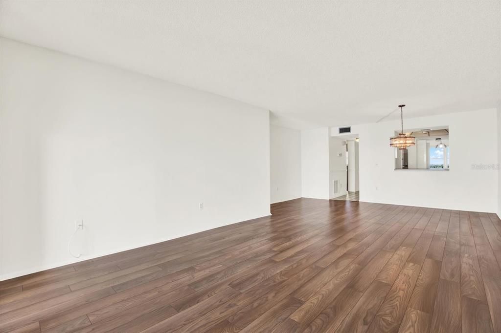 合同活跃: $379,000 (2 贝兹, 2 浴室, 1255 平方英尺)