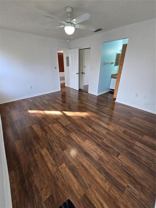 合同活跃: $147,000 (2 贝兹, 2 浴室, 1025 平方英尺)