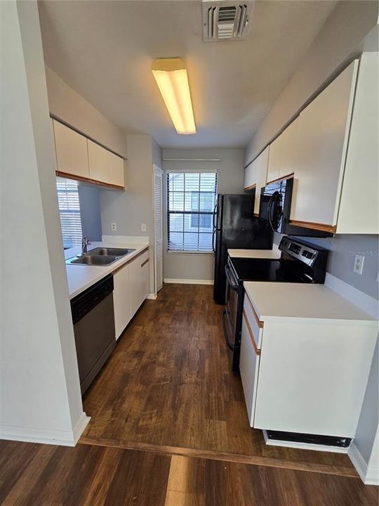 合同活跃: $147,000 (2 贝兹, 2 浴室, 1025 平方英尺)