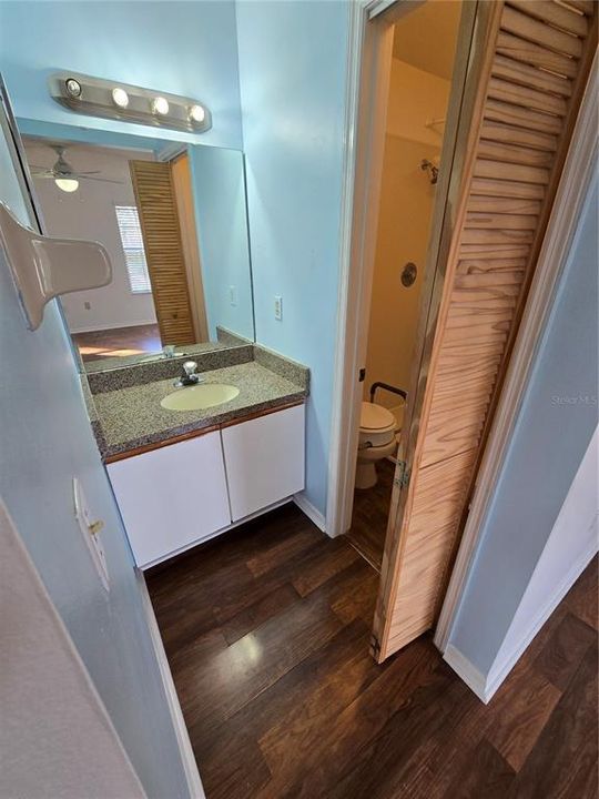 合同活跃: $147,000 (2 贝兹, 2 浴室, 1025 平方英尺)