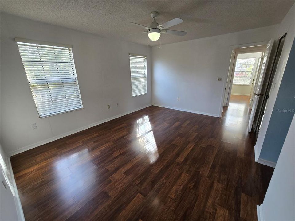 合同活跃: $147,000 (2 贝兹, 2 浴室, 1025 平方英尺)