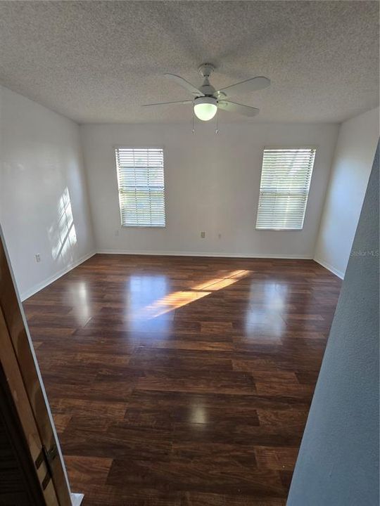 合同活跃: $147,000 (2 贝兹, 2 浴室, 1025 平方英尺)