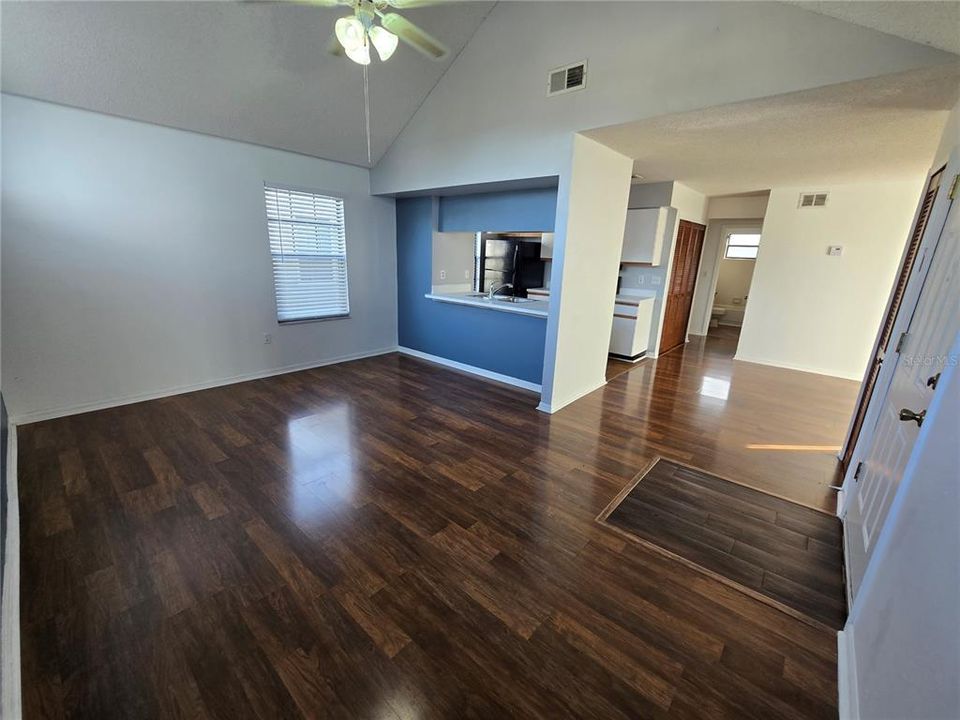 合同活跃: $147,000 (2 贝兹, 2 浴室, 1025 平方英尺)