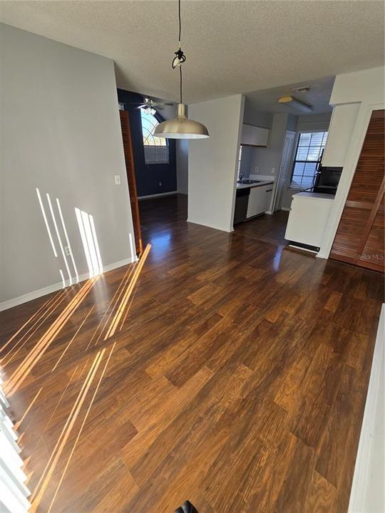 合同活跃: $147,000 (2 贝兹, 2 浴室, 1025 平方英尺)