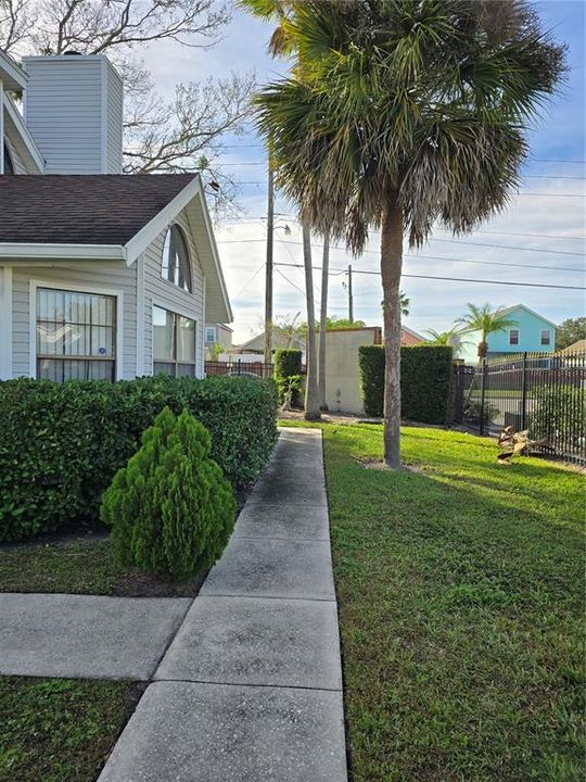 合同活跃: $147,000 (2 贝兹, 2 浴室, 1025 平方英尺)