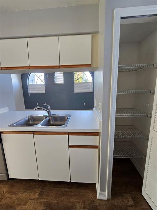 合同活跃: $147,000 (2 贝兹, 2 浴室, 1025 平方英尺)