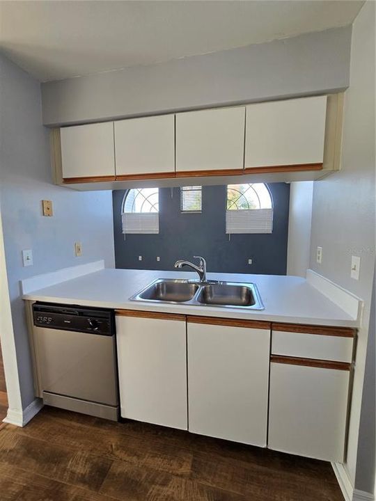 合同活跃: $147,000 (2 贝兹, 2 浴室, 1025 平方英尺)