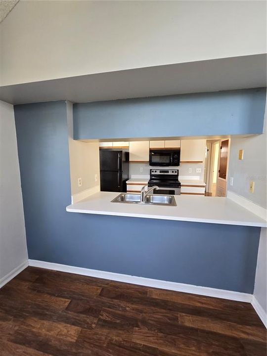 合同活跃: $147,000 (2 贝兹, 2 浴室, 1025 平方英尺)