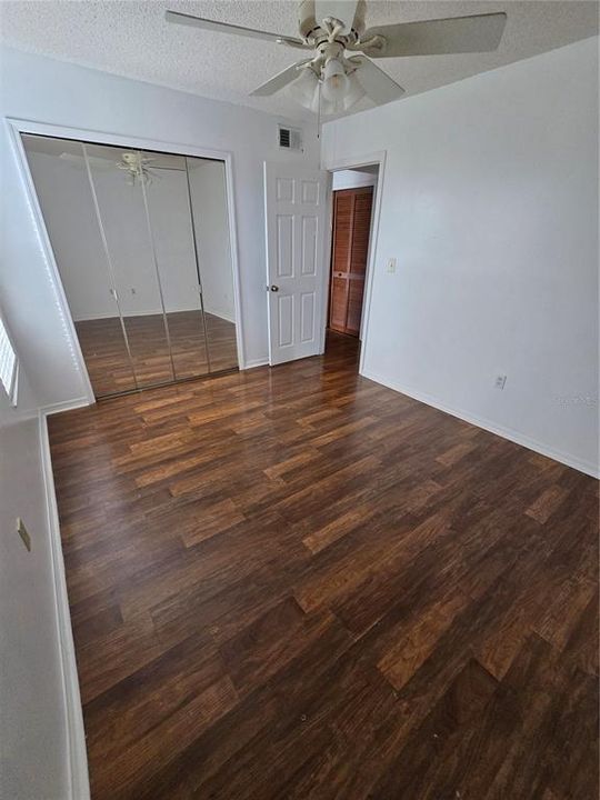 合同活跃: $147,000 (2 贝兹, 2 浴室, 1025 平方英尺)