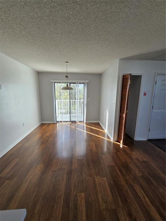 合同活跃: $147,000 (2 贝兹, 2 浴室, 1025 平方英尺)