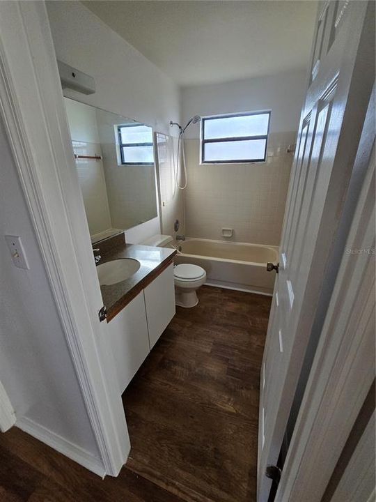 合同活跃: $147,000 (2 贝兹, 2 浴室, 1025 平方英尺)