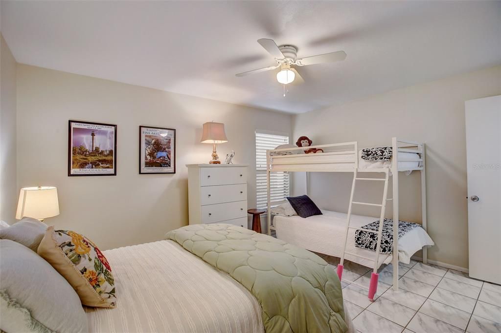 На продажу: $225,000 (2 спален, 2 ванн, 1050 Квадратных фут)