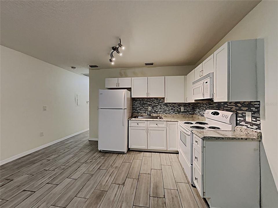 For Rent: $1,200 (1 beds, 1 baths, 650 Square Feet)