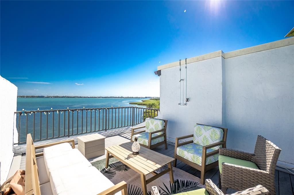 For Sale: $799,900 (3 beds, 3 baths, 1715 Square Feet)