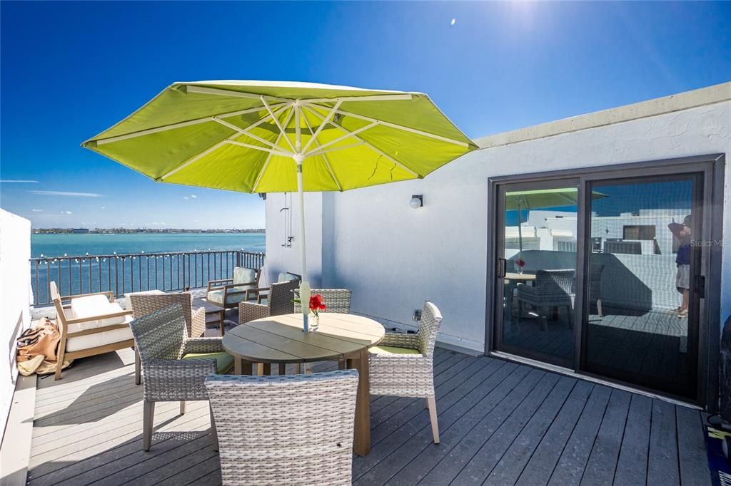 For Sale: $799,900 (3 beds, 3 baths, 1715 Square Feet)