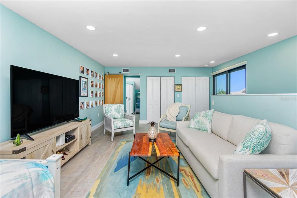 For Sale: $799,900 (3 beds, 3 baths, 1715 Square Feet)