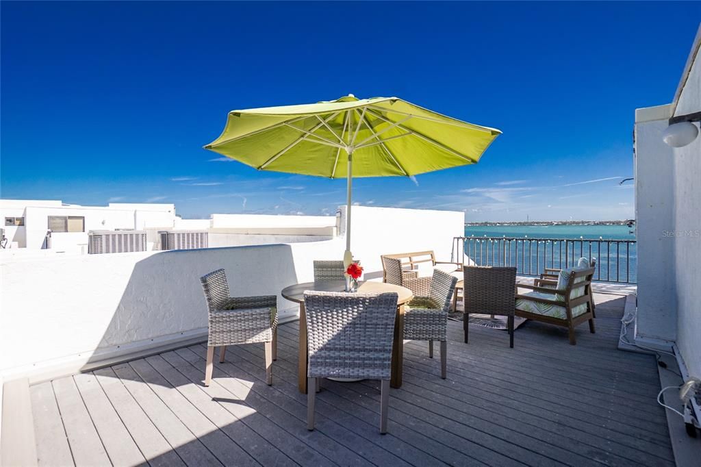 For Sale: $799,900 (3 beds, 3 baths, 1715 Square Feet)