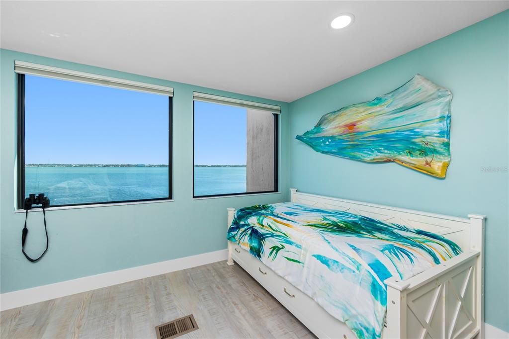 For Sale: $799,900 (3 beds, 3 baths, 1715 Square Feet)