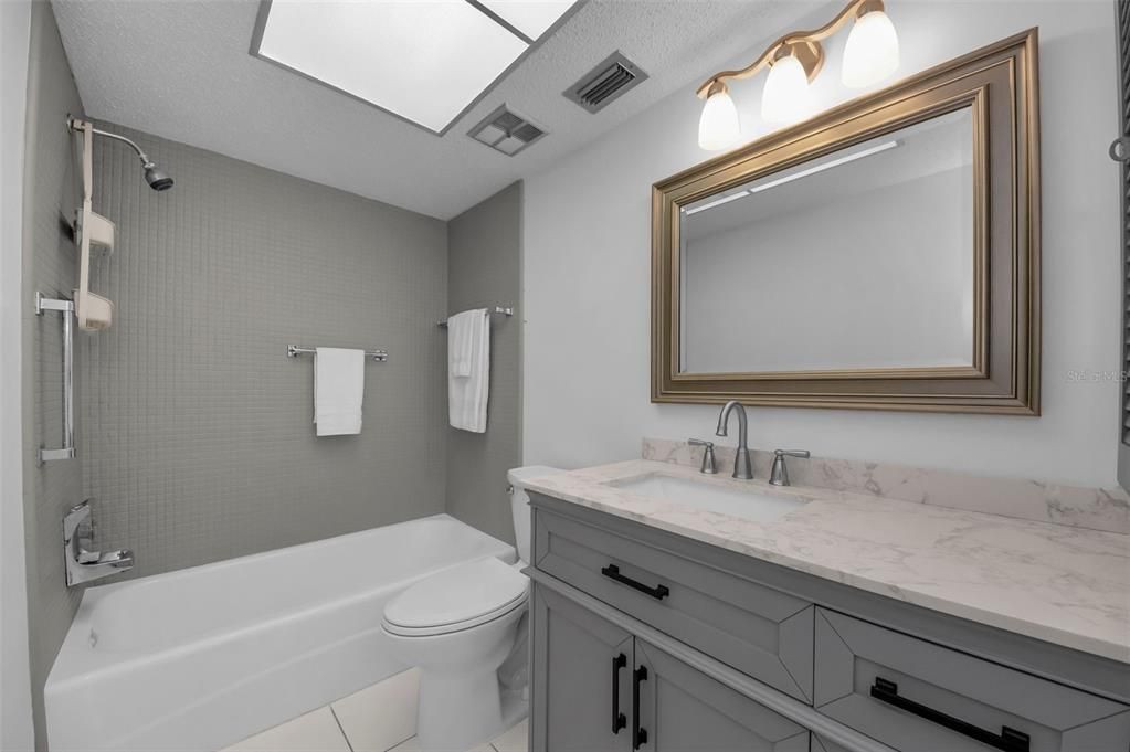 合同活跃: $104,000 (1 贝兹, 1 浴室, 645 平方英尺)