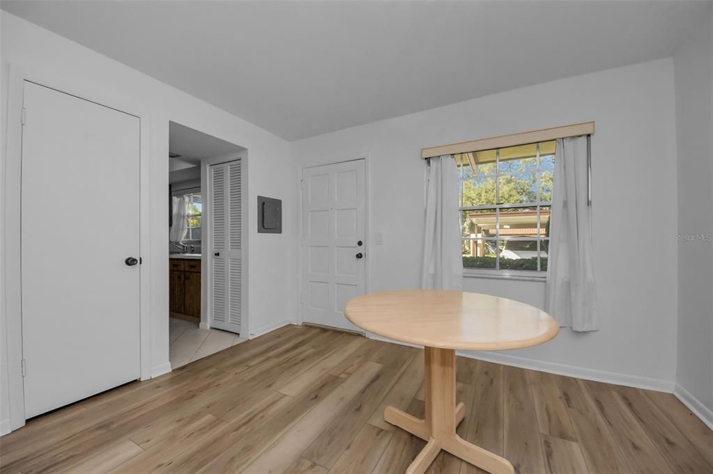 合同活跃: $104,000 (1 贝兹, 1 浴室, 645 平方英尺)