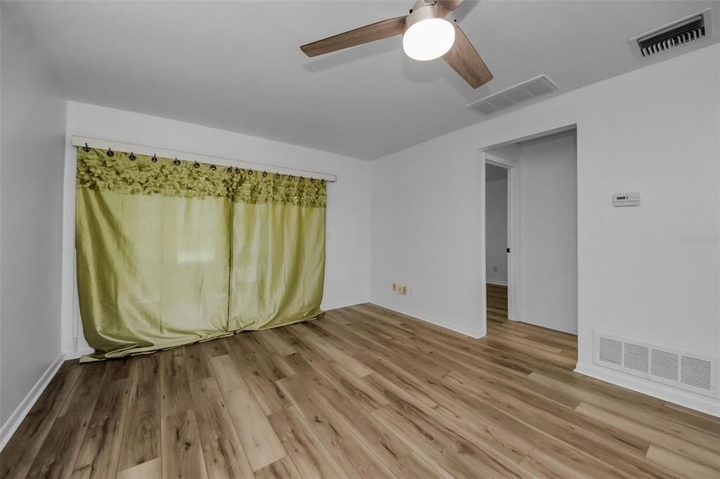 合同活跃: $104,000 (1 贝兹, 1 浴室, 645 平方英尺)