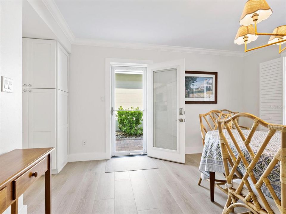 For Sale: $439,000 (1 beds, 1 baths, 952 Square Feet)