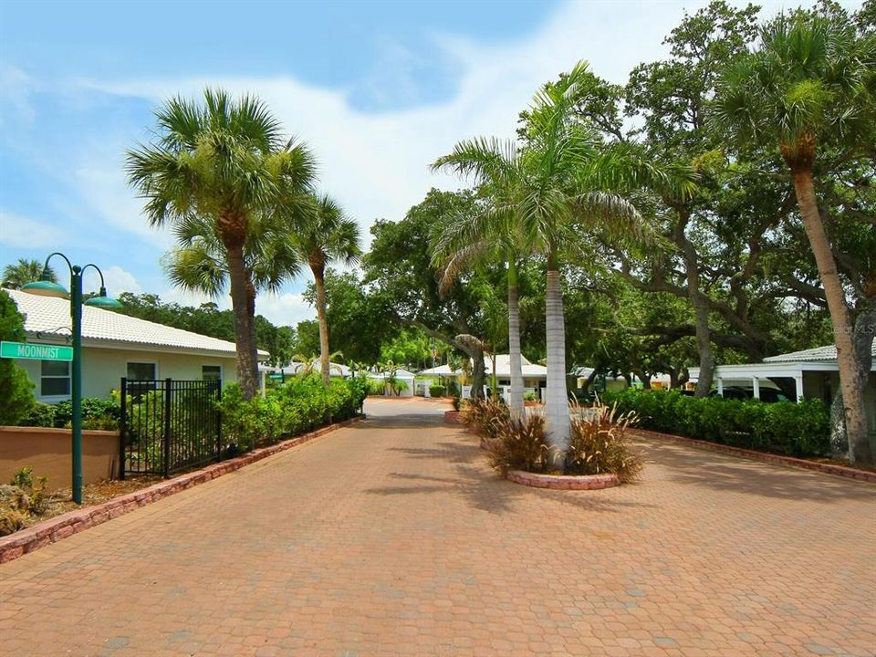 For Sale: $439,000 (1 beds, 1 baths, 952 Square Feet)