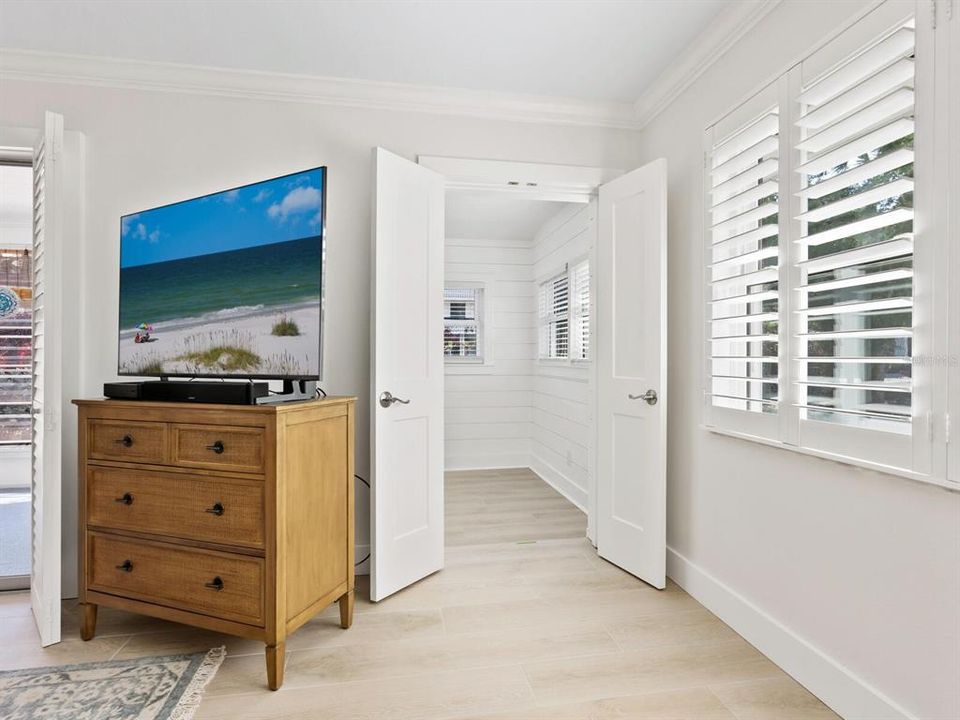 For Sale: $439,000 (1 beds, 1 baths, 952 Square Feet)