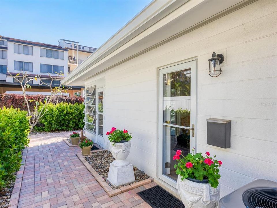 For Sale: $439,000 (1 beds, 1 baths, 952 Square Feet)