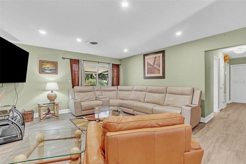 待售: $350,000 (3 贝兹, 2 浴室, 1450 平方英尺)